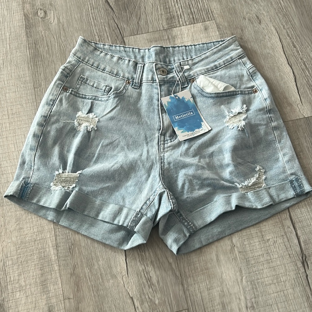Light wash shorts with distressed.